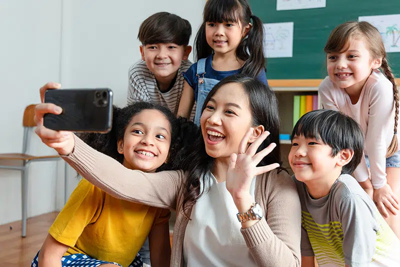 a teacher takes a selfie of themselves and 5 students